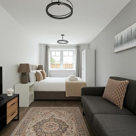 Bright Private Rooms - Peaceful Morden Location London Exterior photo