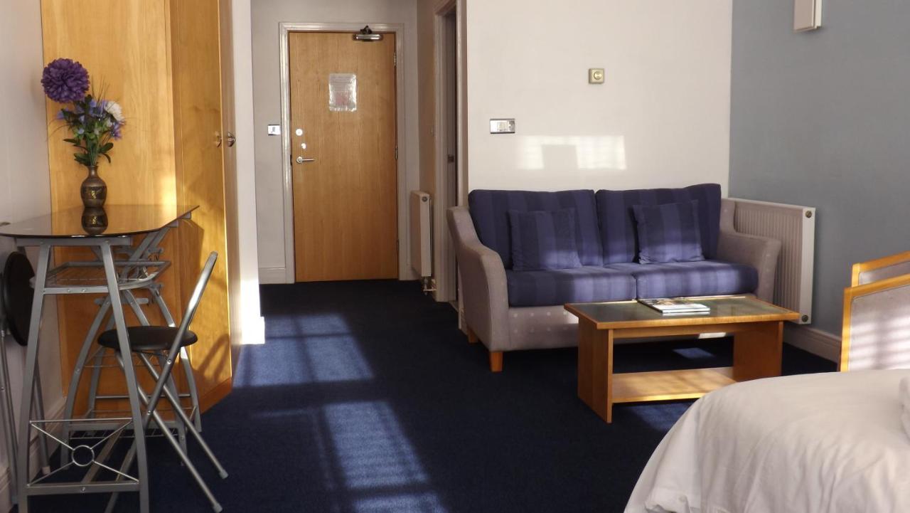 Bright Private Rooms - Peaceful Morden Location London Exterior photo