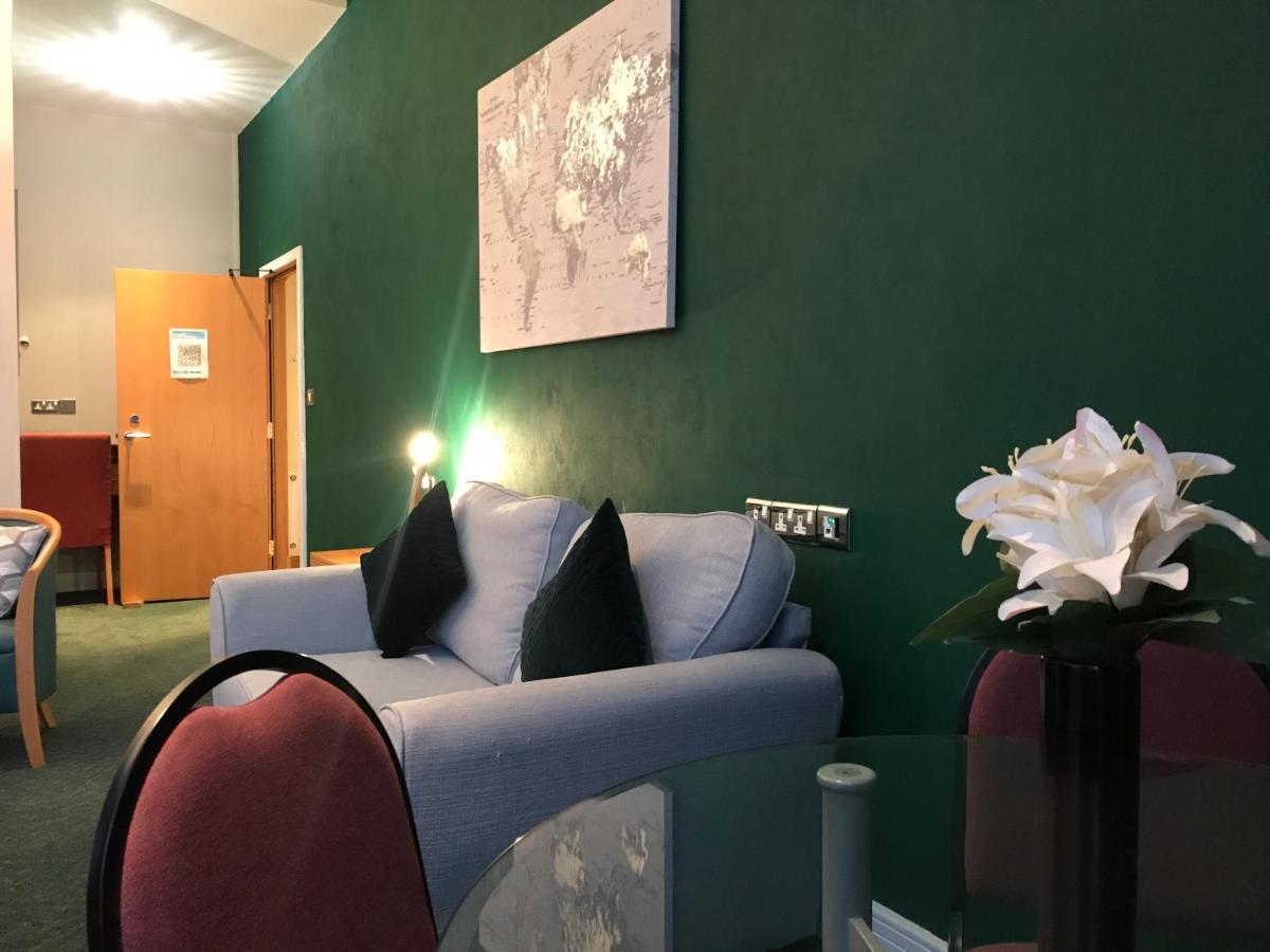 Bright Private Rooms - Peaceful Morden Location London Exterior photo