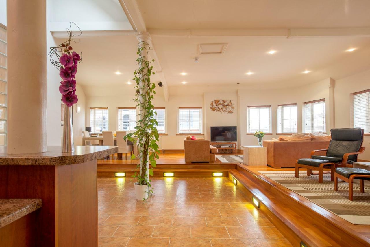 Bright Private Rooms - Peaceful Morden Location London Exterior photo