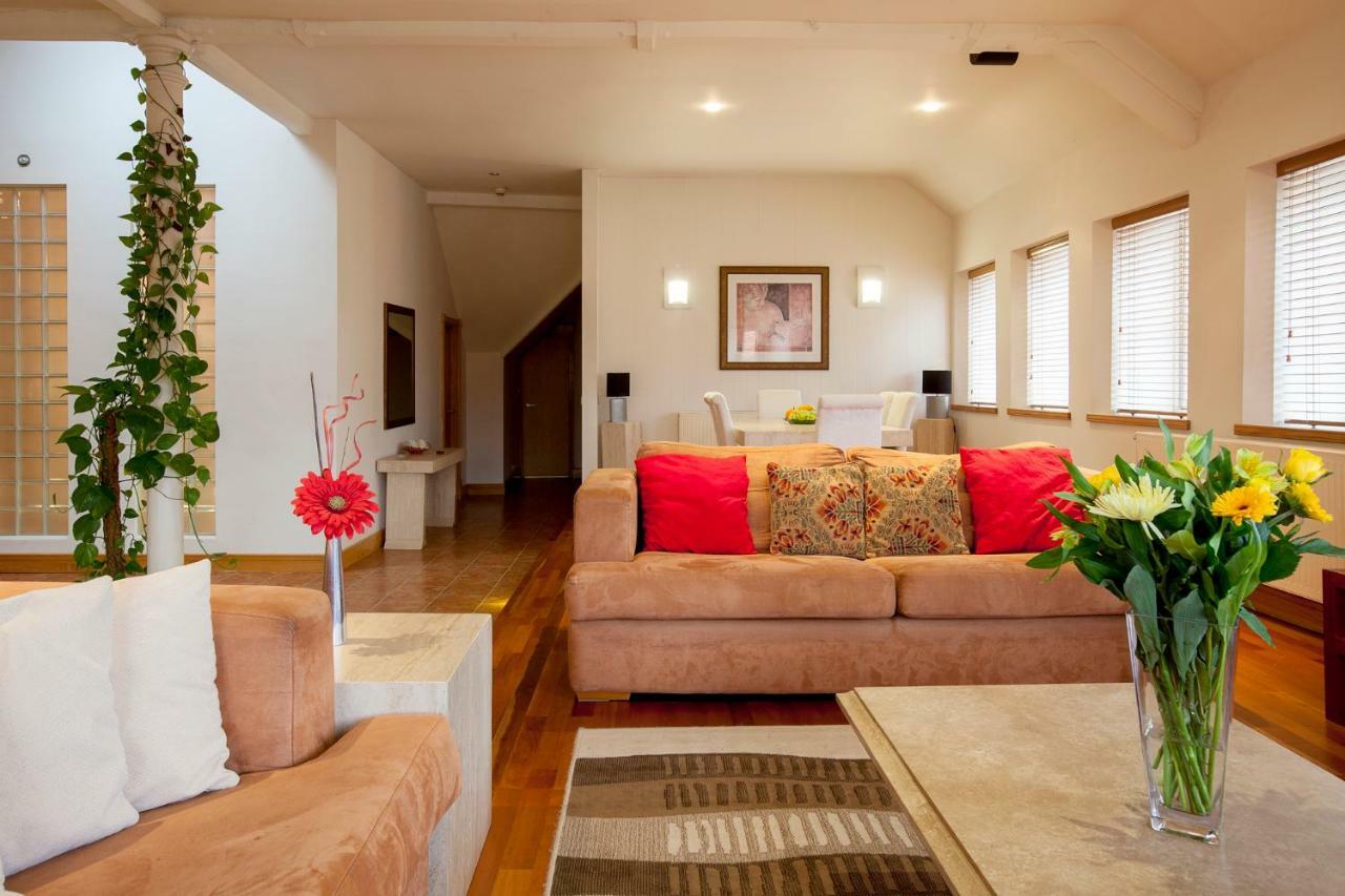 Bright Private Rooms - Peaceful Morden Location London Exterior photo