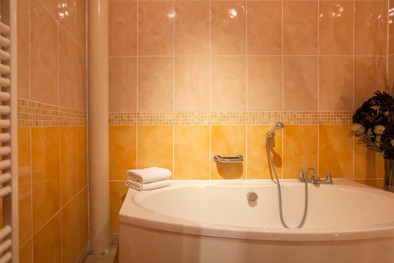 Bright Private Rooms - Peaceful Morden Location London Exterior photo