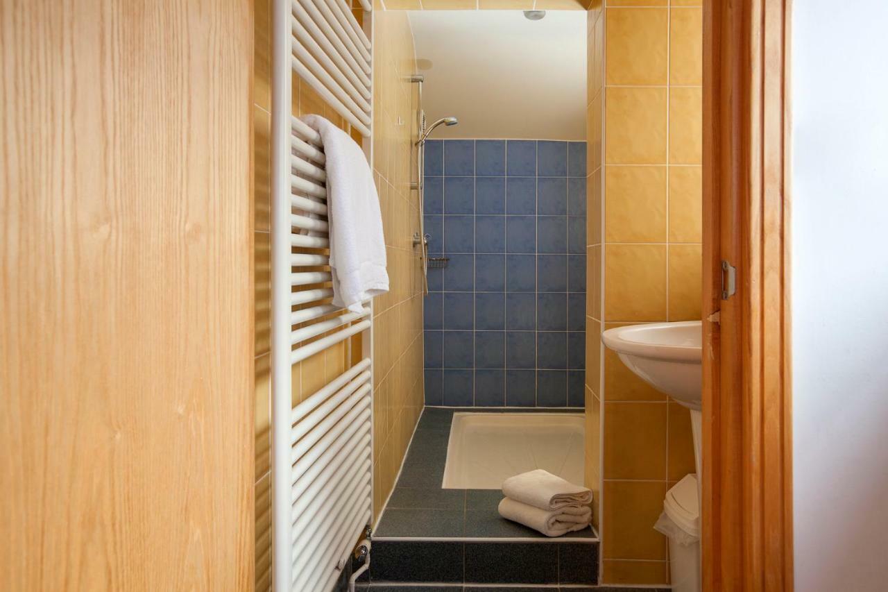 Bright Private Rooms - Peaceful Morden Location London Exterior photo